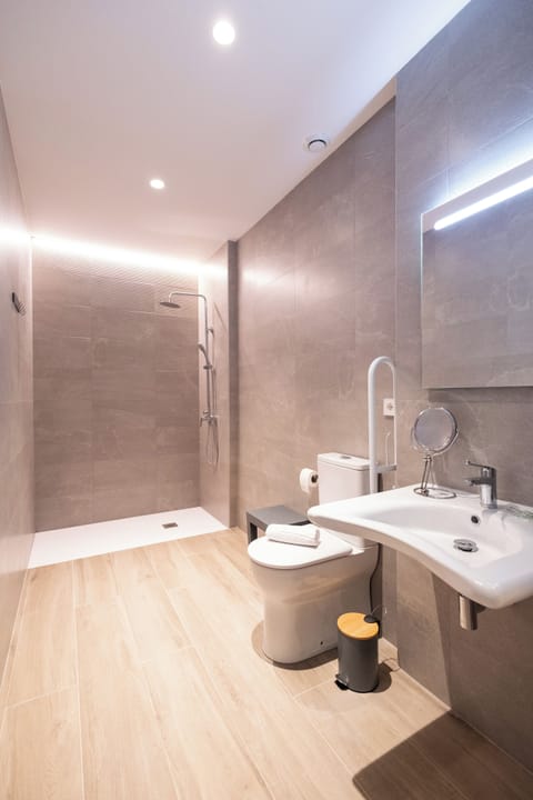 Standard Studio | Bathroom