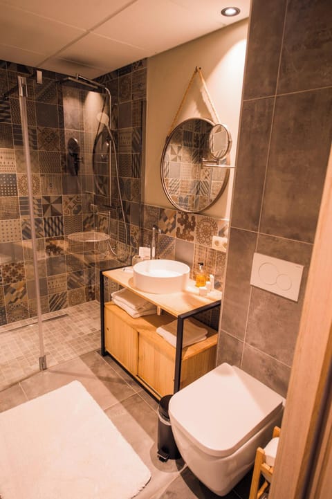 Shower, rainfall showerhead, free toiletries, hair dryer