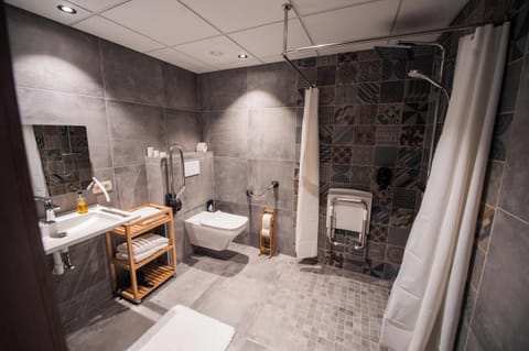 Comfort Suite, Mobility Accessible, Lake View | Bathroom | Shower, rainfall showerhead, free toiletries, hair dryer