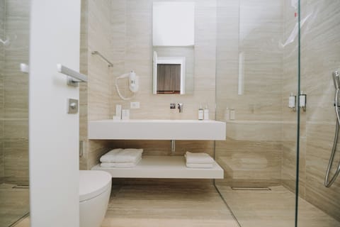 Standard Twin Room, Balcony, Courtyard View | Bathroom