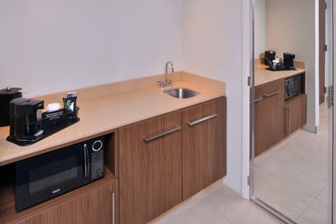 Suite, 1 Bedroom | Bar (on property)