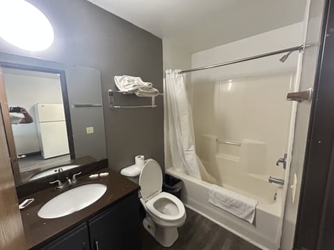 Studio, 2 Queen Beds, Smoking | Bathroom | Combined shower/tub