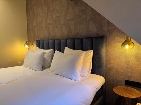 Cals | Blackout drapes, soundproofing, free WiFi