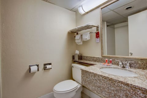 Combined shower/tub, free toiletries, towels