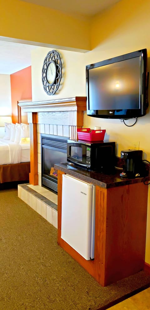 Deluxe Room, 1 Queen Bed, Jetted Tub, Annex Building | Mini-refrigerator