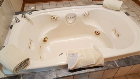 Deluxe Room, 1 King Bed, Jetted Tub, Annex Building | Jetted tub