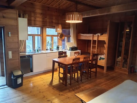 Chalet, 1 Bedroom, Accessible, Smoking | Living room | Books