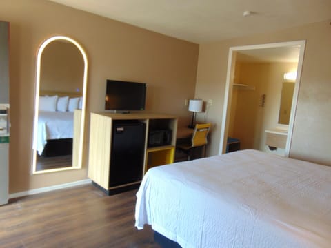 Room, 1 King Bed, Non Smoking | Desk, iron/ironing board, free WiFi, bed sheets