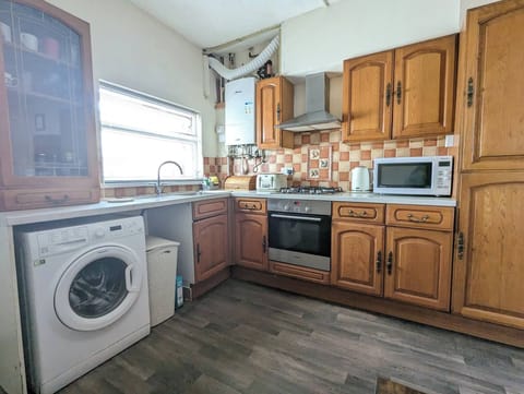 House, 6 Bedrooms | Laundry