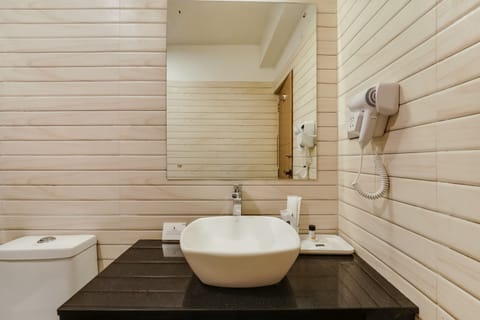 King Suite | Bathroom | Shower, free toiletries, hair dryer, bathrobes