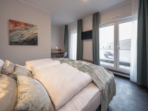 Comfort Triple Room | Hypo-allergenic bedding, in-room safe, desk, laptop workspace