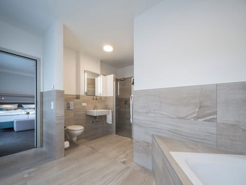 Deluxe Double Room | Bathroom | Hair dryer, towels, soap, shampoo