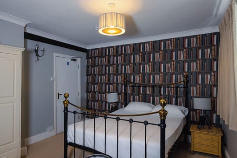 Comfort Double or Twin Room | Blackout drapes, iron/ironing board, free WiFi, bed sheets