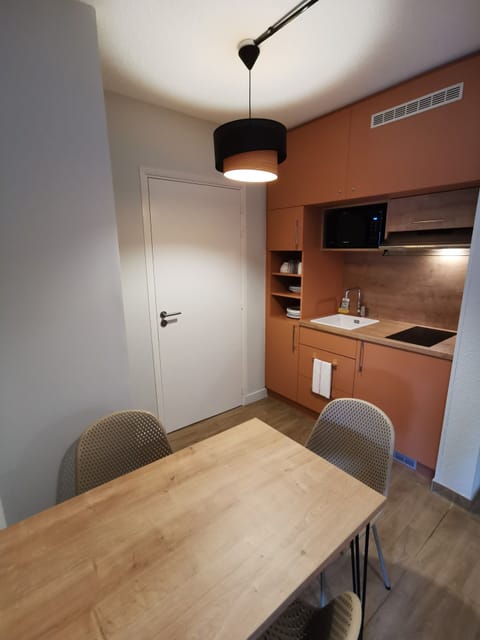 Family Studio | Private kitchen | Fridge, microwave, stovetop, electric kettle