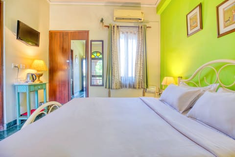 Deluxe Double Room | Desk, laptop workspace, blackout drapes, free WiFi