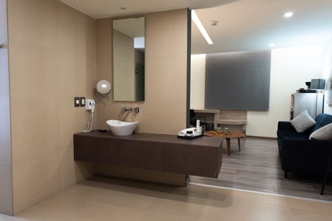 Junior Suite | Bathroom | Shower, free toiletries, hair dryer, towels