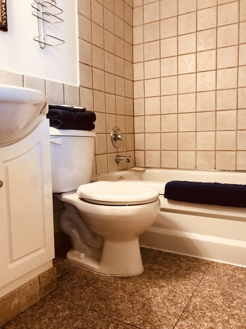 Standard Room, 1 Queen Bed, Non Smoking | Bathroom shower