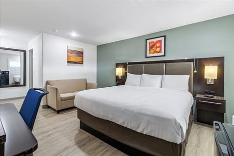 1 King Bed | Desk, laptop workspace, free WiFi, bed sheets