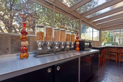 Free daily continental breakfast