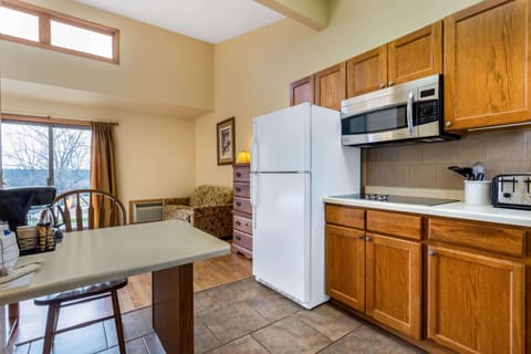 Studio Suite, 1 Queen Bed, Non Smoking | Private kitchen | Fridge, microwave, oven, stovetop