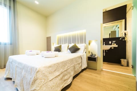 Comfort Double Room, Non Smoking, Canal View | Down comforters, minibar, in-room safe, desk