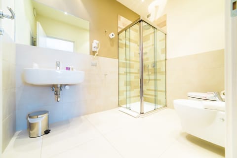 Superior Single Room, Non Smoking | Bathroom | Shower, free toiletries, hair dryer, towels