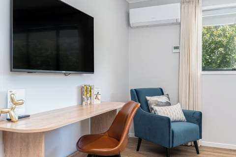 Studio | Desk, laptop workspace, iron/ironing board, free WiFi