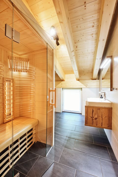 Alpenstolz 2.10 mit Infrarotkabine | Bathroom | Hair dryer, towels, soap, shampoo