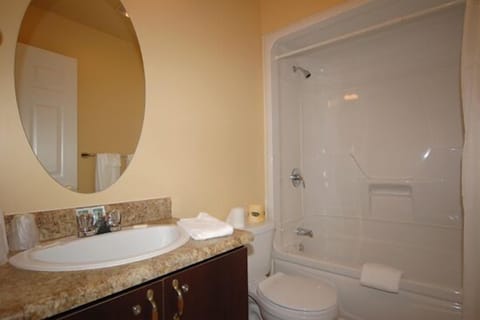 Standard Room, 1 Queen Bed with Sofa bed, Kitchenette (Motel) | Bathroom | Free toiletries, hair dryer, towels