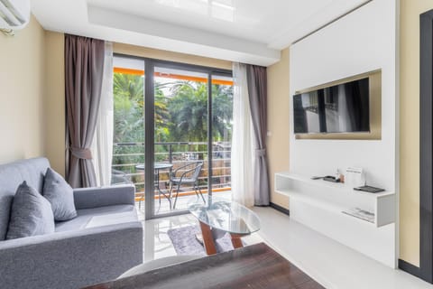 Apartment, Balcony | Living area