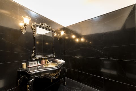 Sheesh Mahal Suite | Bathroom | Shower, free toiletries, hair dryer, bathrobes