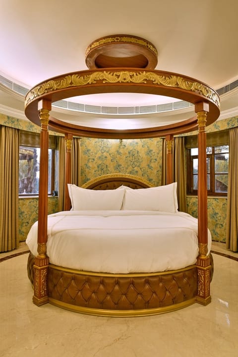 Palace Suite with Round Bed | Premium bedding, minibar, in-room safe, desk