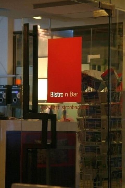 Breakfast and lunch served, international cuisine