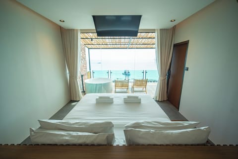 Panoramic Room, 1 King Bed, Ocean View | Desk, blackout drapes, bed sheets