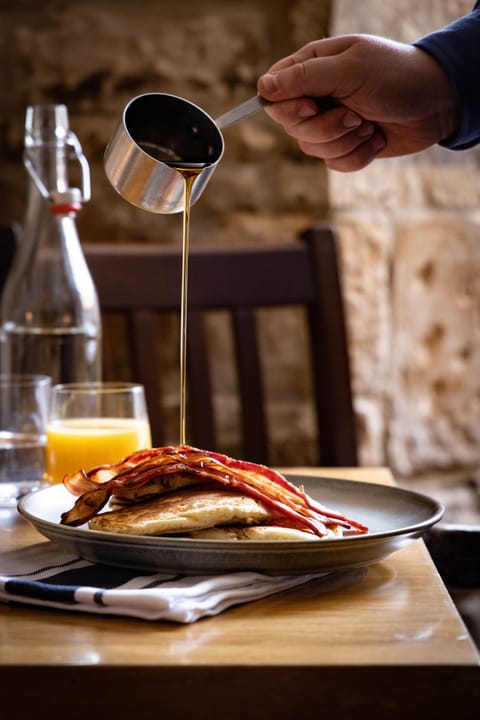 Daily cooked-to-order breakfast (GBP 15 per person)