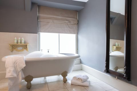 Deluxe Double Room | Bathroom | Free toiletries, hair dryer, towels, soap