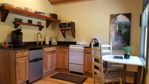 Deluxe Cabin, 1 Queen Bed, Kitchen | Private kitchen | Fridge