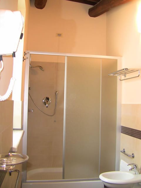 Shower, free toiletries, hair dryer, bidet