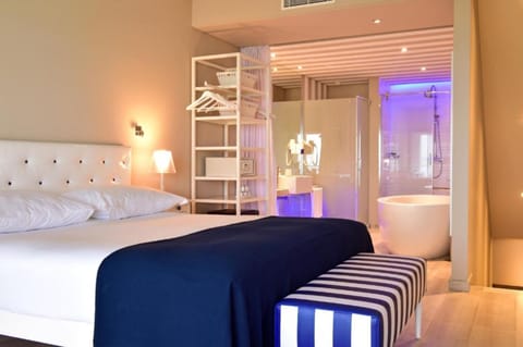 Deluxe Double or Twin Room, Sea View | Minibar, in-room safe, free WiFi, bed sheets