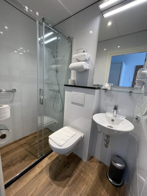 Single Room (Shower) | Bathroom | Free toiletries, hair dryer, towels, soap