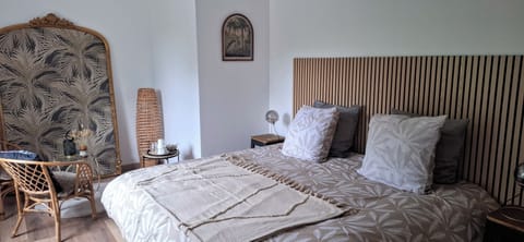 Premium bedding, blackout drapes, free cribs/infant beds, free WiFi