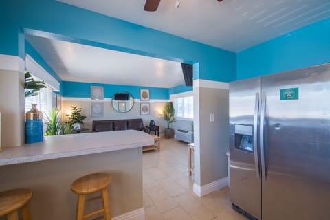 Suite, 2 Bedrooms, Kitchen | Private kitchen | Fridge, microwave, coffee/tea maker, paper towels