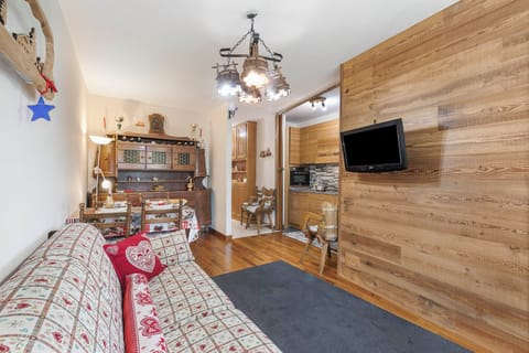 Standard Apartment, 1 Bedroom (Appartamento Fiocco di Neve) | Living area | 21-inch Smart TV with cable channels