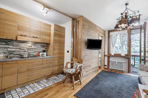 Standard Apartment, 1 Bedroom (Appartamento Fiocco di Neve) | Private kitchen | Fridge, microwave, oven, stovetop