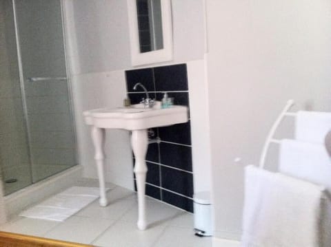 Family Double Room, Garden View | Bathroom