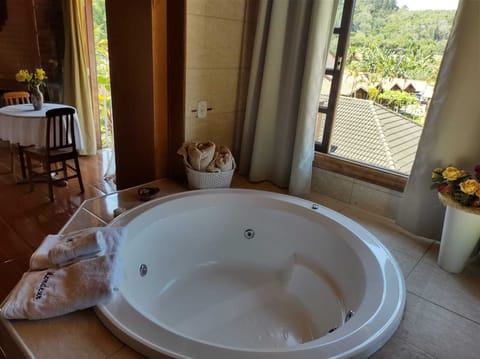 Loft | Bathroom | Free toiletries, hair dryer, bidet, towels