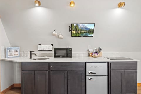Cabin, Mountain View | Private kitchen