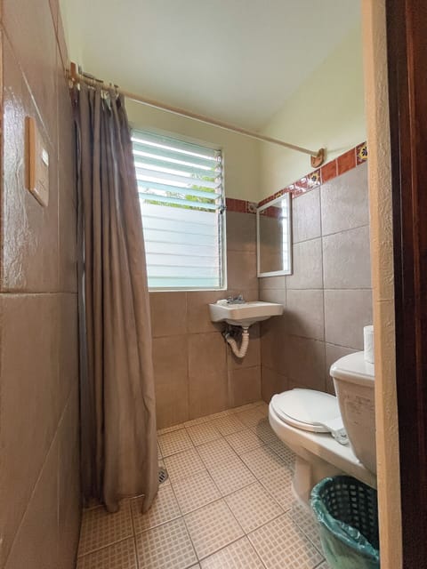 Basic Double Room, 1 King Bed, Non Smoking | Bathroom