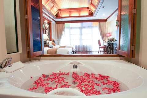 Luxury Twin Bed with spa bath | Bathroom | Separate tub and shower, jetted tub, free toiletries, hair dryer