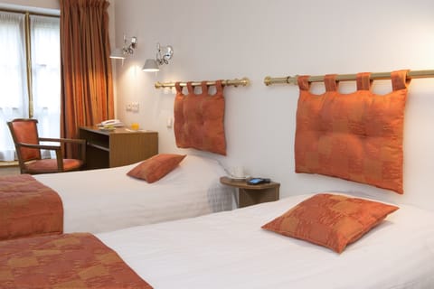 Desk, soundproofing, free WiFi, bed sheets